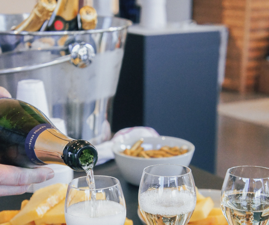 Geniet van een glaasje bubbels.