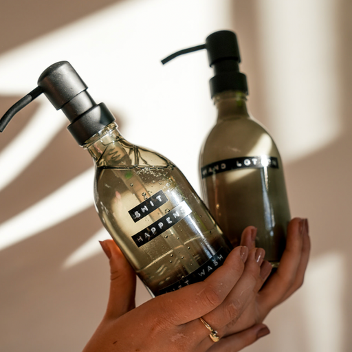 Wellmark Handzeep ‘Shit happens’ Dark Amber Smokey Fles Zwarte Pomp 250 ml