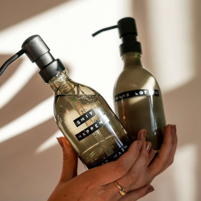 Wellmark Handzeep ‘Shit happens’ Dark Amber Smokey Fles Zwarte Pomp 250 ml